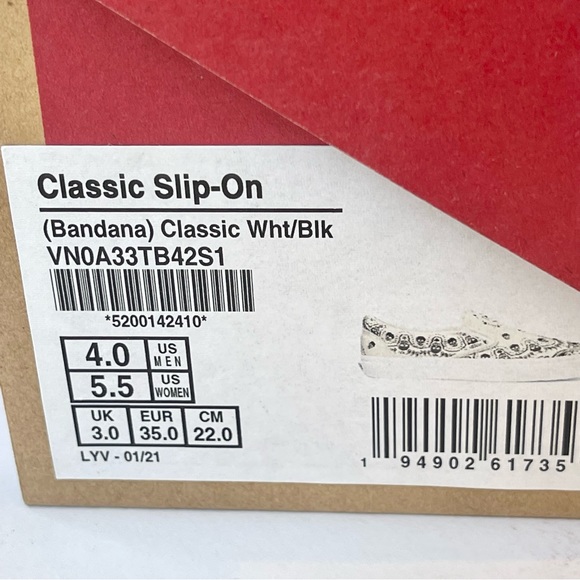 NWT Vans Classic Slip On shoes in black / cream bandana skull skate sneaker - Picture 3 of 13